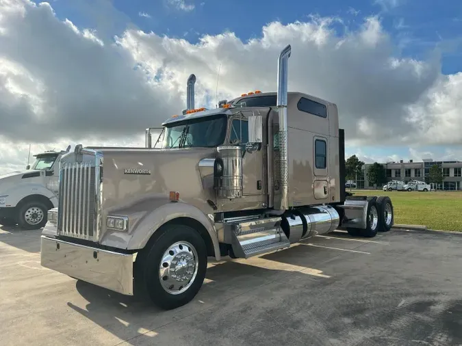 2022 Kenworth W900L