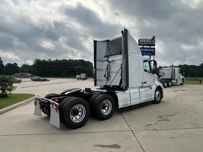 2025 VOLVO VNL64T400