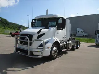 2022 VOLVO VNR300