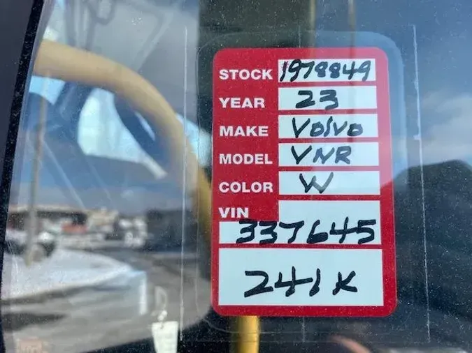 2023 Volvo VNR64T400