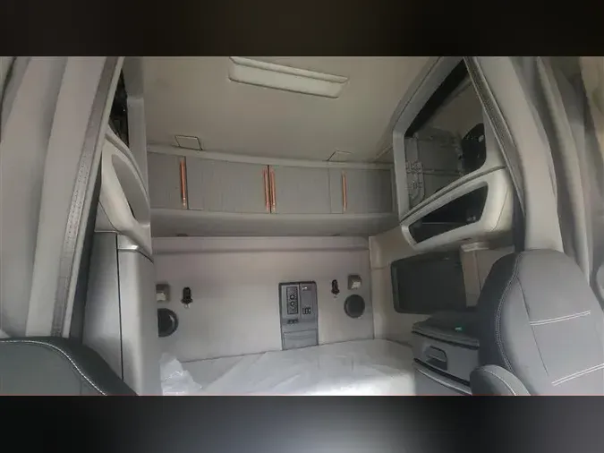 2022 VOLVO VNL740