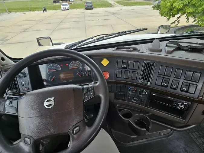 2018 VOLVO VNL64T300