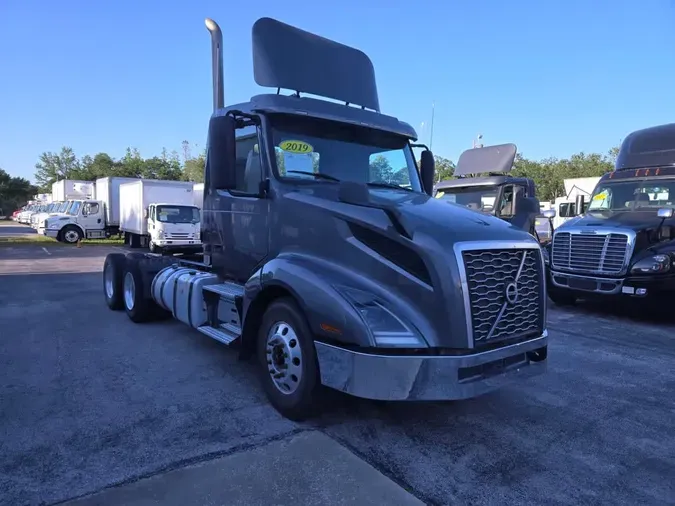 2019 VOLVO VNL64T-300