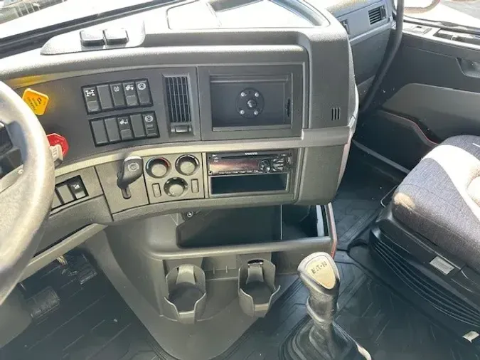 2019 VOLVO VNL64T760