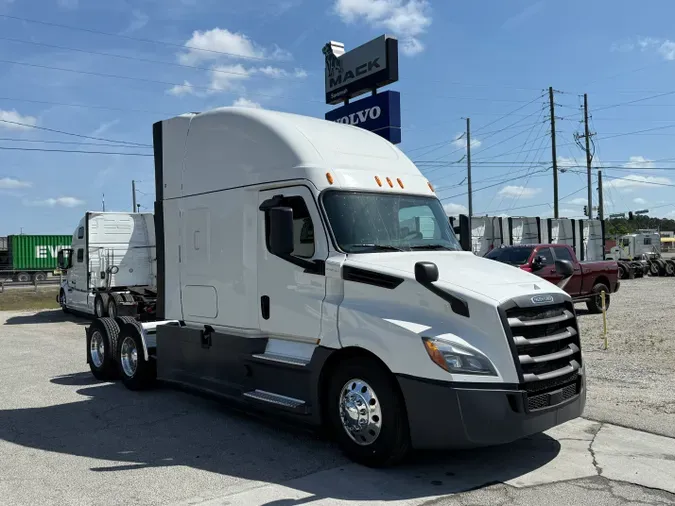 2020 Freightliner Cascadia 126