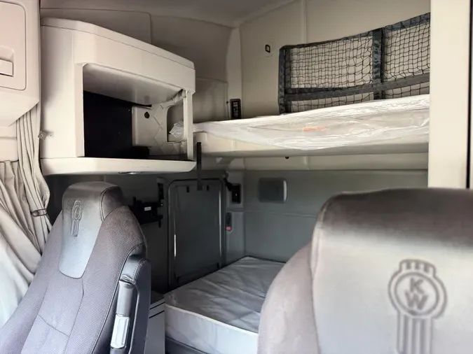 2022 Kenworth T680736b3760edb15d82677989ae3907c70b