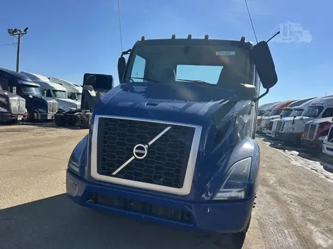 2021 VOLVO VNR64T300