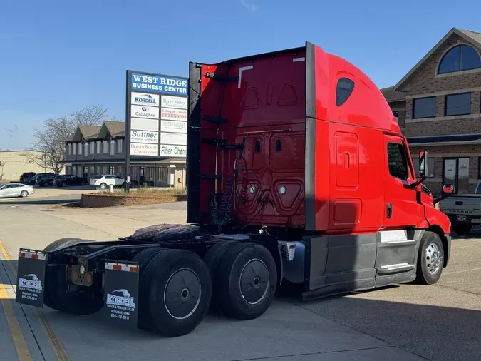 2020 FREIGHTLINER Cascadia 126