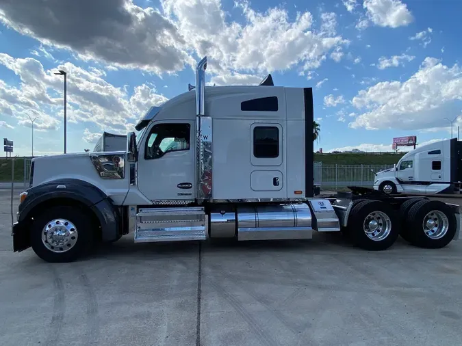 2023 Kenworth W990