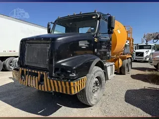 2015 VOLVO VHD64F200