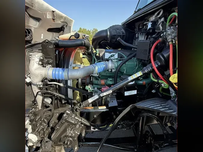 2023 VOLVO VNR64T300