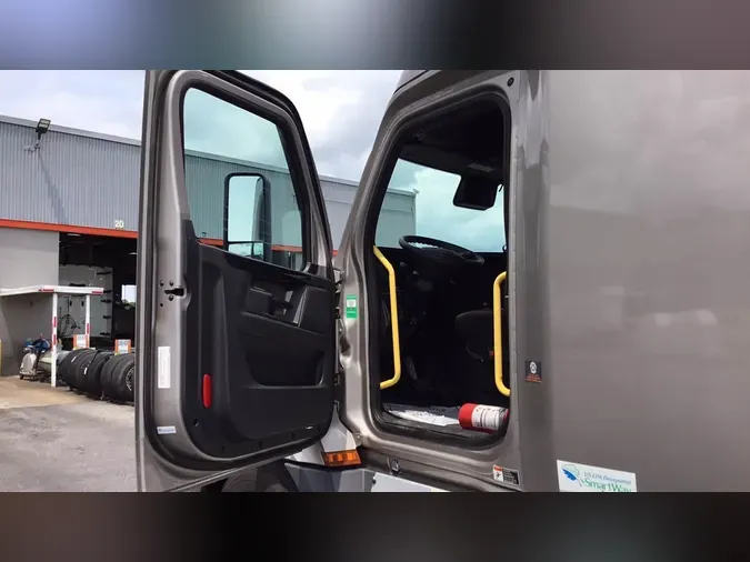 2023 Freightliner Cascadia 126