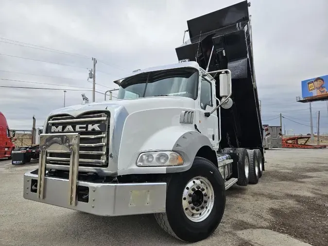 2015 MACK GU813