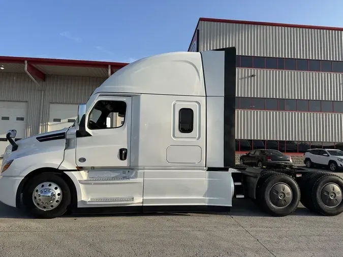 2024 Freightliner Cascadia&reg; Sleeper Cab 126" BBC 72" RR