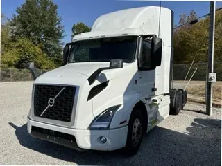2023 Volvo VNR64T400