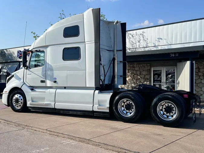 2025 VOLVO VNL64T860