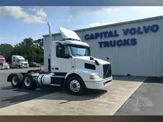 2015 VOLVO VNM64T200