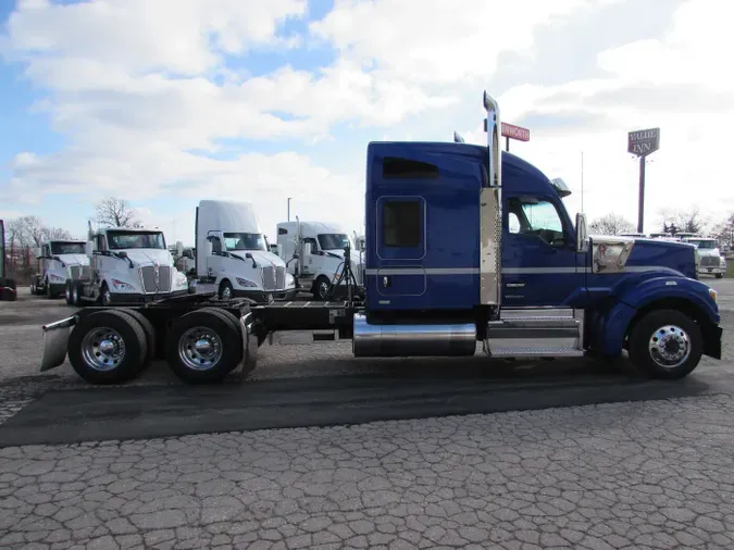 2023 Kenworth W990