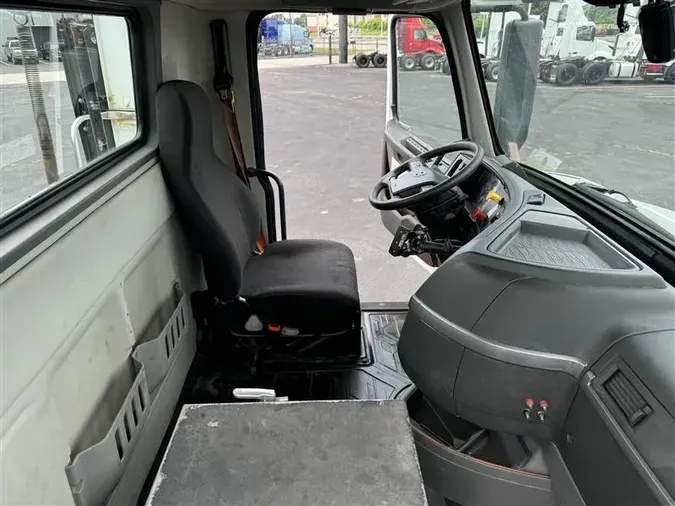 2019 VOLVO VNR300