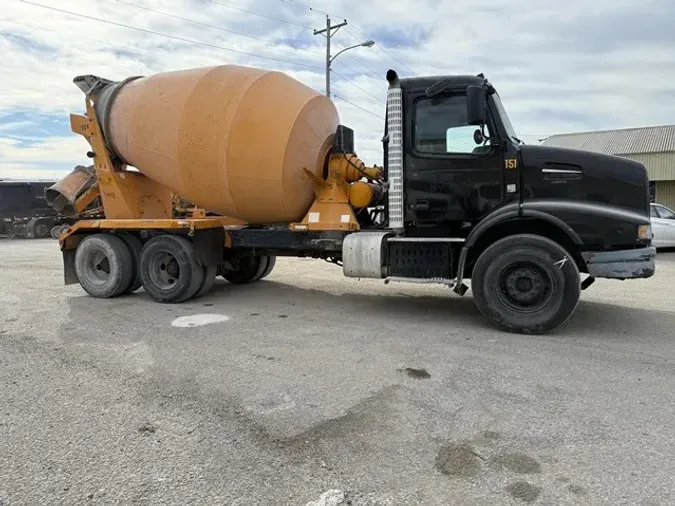 2015 VOLVO VHD64F200