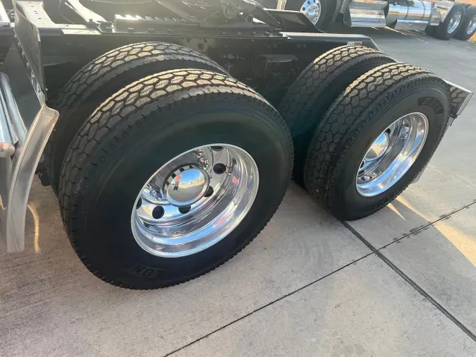 2023 Kenworth W990