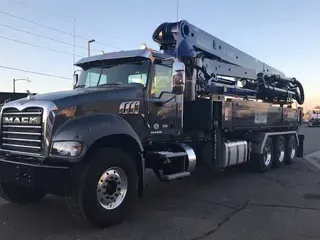 2018 MACK GU714