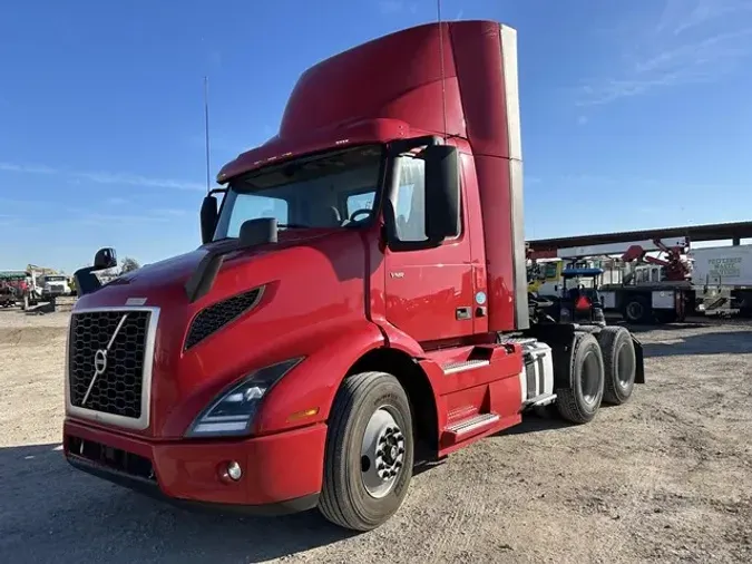 2020 VOLVO VNR64T300