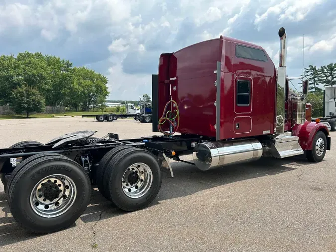 2025 Kenworth W900L