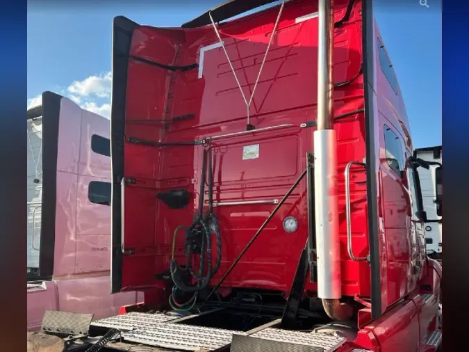 2022 VOLVO VNL64T760