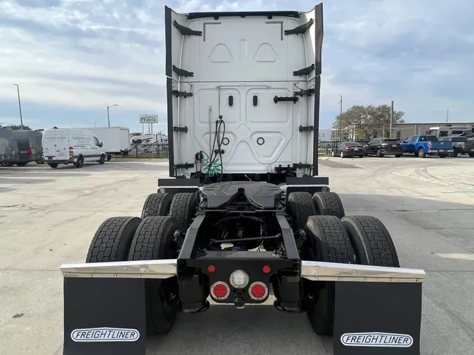 2020 Freightliner Cascadia 126