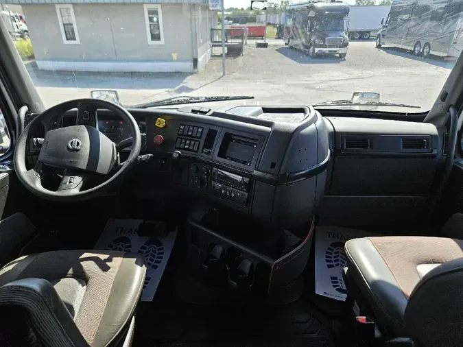 2022 VOLVO VNL64T740