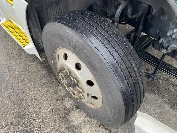 2023 Volvo VNR64T400