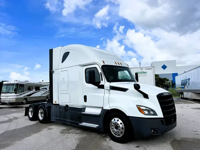 2020 FREIGHTLINER CASCADIA 126