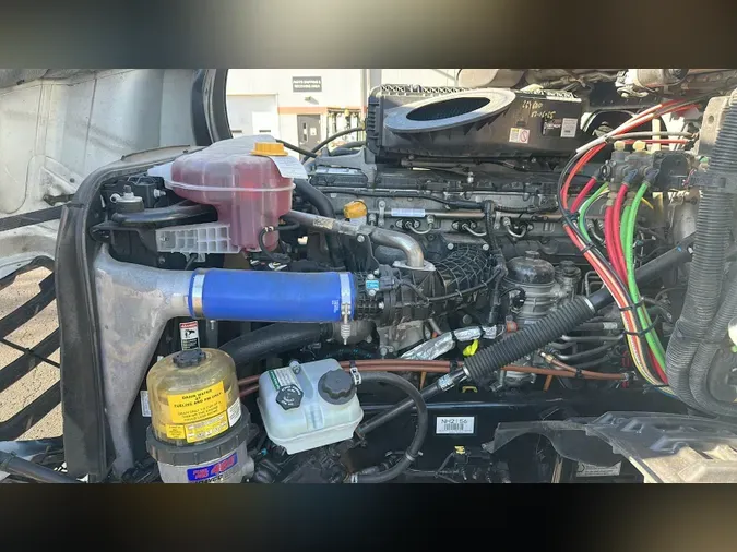 2023 Freightliner Cascadia 126744b1d977a89b5f5181bc3e073859934