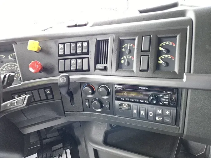 2019 VOLVO VNL64T760