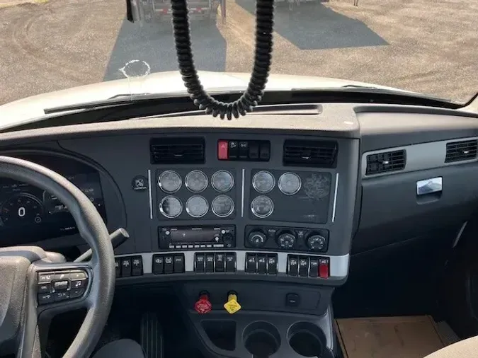 2023 Kenworth T880