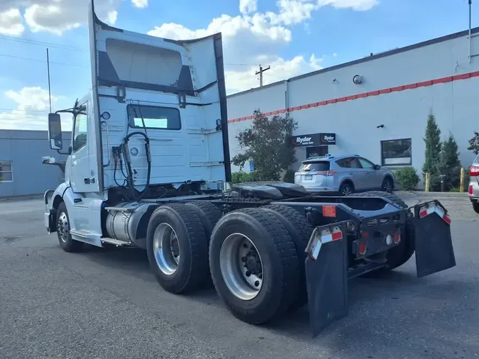 2020 VOLVO VNL64T-300