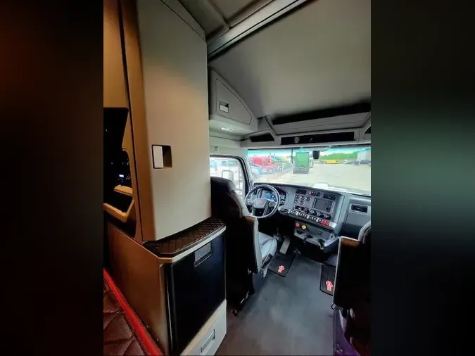 2023 Kenworth W990