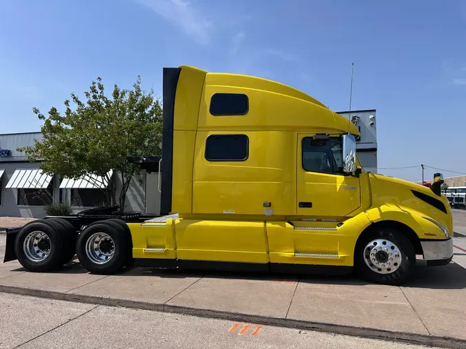 2025 VOLVO VNL64T860