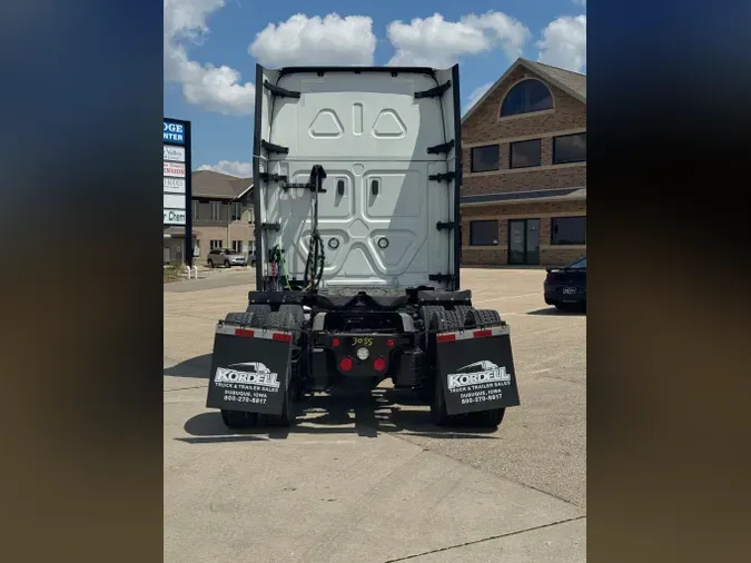 2021 FREIGHTLINER Cascadia 126