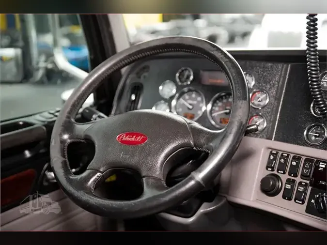 2016 PETERBILT 389