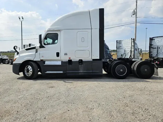 2021 FREIGHTLINER Cascadia 126