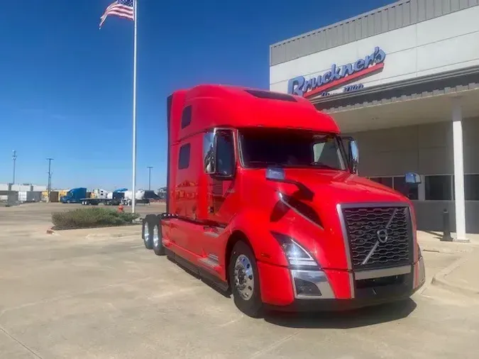 2025 VOLVO VNL64T860