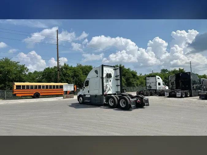 2021 Freightliner Cascadia 126