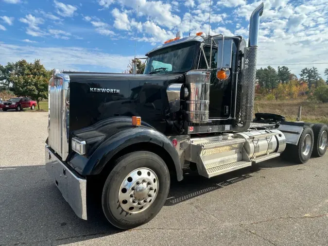 2025 Kenworth W900L