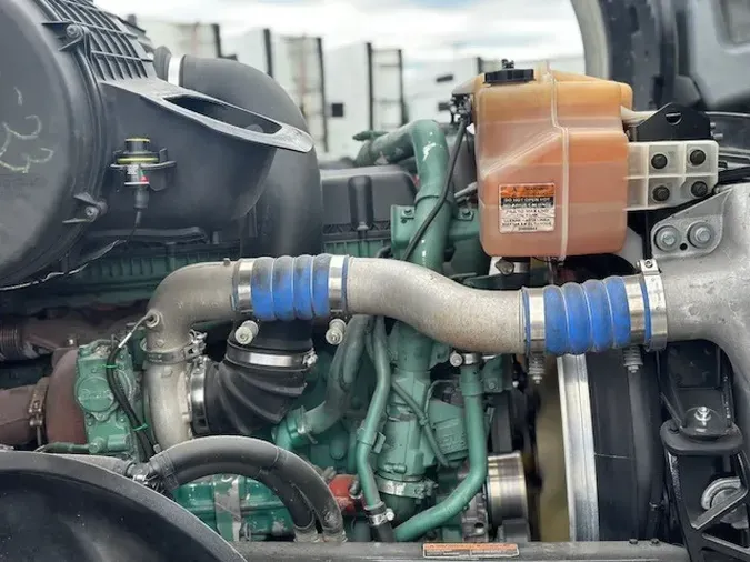 2022 VOLVO VNL64T860