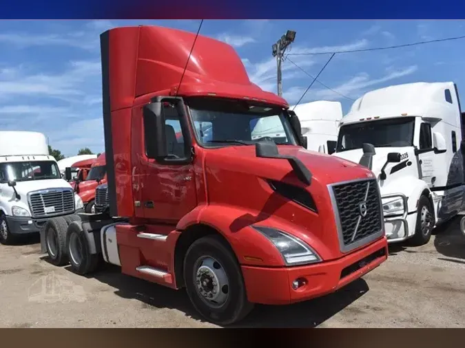 2021 VOLVO VNR64T300