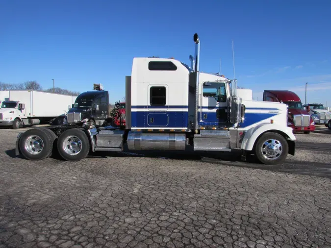 2022 Kenworth W900L