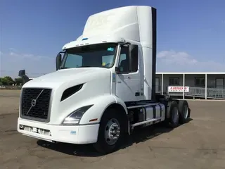 2020 VOLVO VNR300