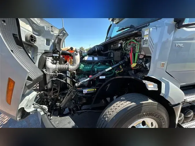 2022 VOLVO VNL740